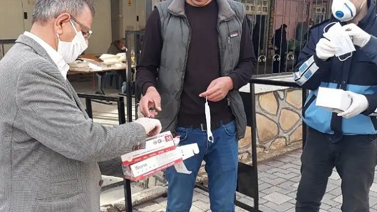 Dicle'de semt pazarlarında vatandaşlara maske ve eldiven dağıtıldı