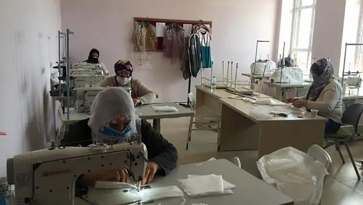 Dicle HEM'de gönüllü kadınlar maske üretiyor