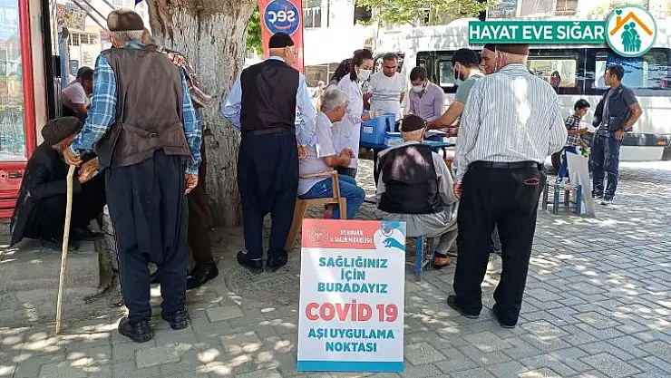 Dicle ilçesindeki merkez çarşıda ve halk pazarı önünde yerinde randevusuz aşı uygulaması
