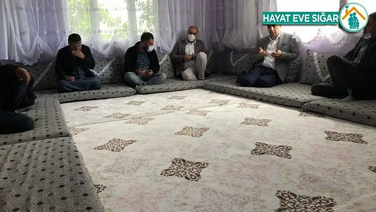 Dicle Kaymakamı Halil İbrahim Demirçin şehit ailesi ile polis ve askerlerle bayramlaştı