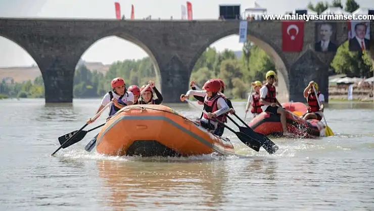Dicle raftingle buluştu, tarihi köprüde heyacan dolu anlar yaşandı
