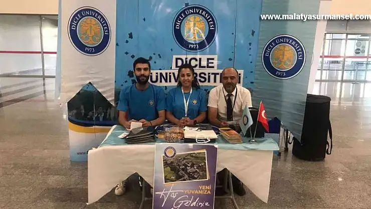 Dicle Üniversitesi kurduğu stantlarla yeni öğrencilerini karşıladı