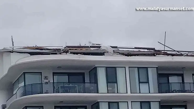 Didim'de lodos çatı uçurdu