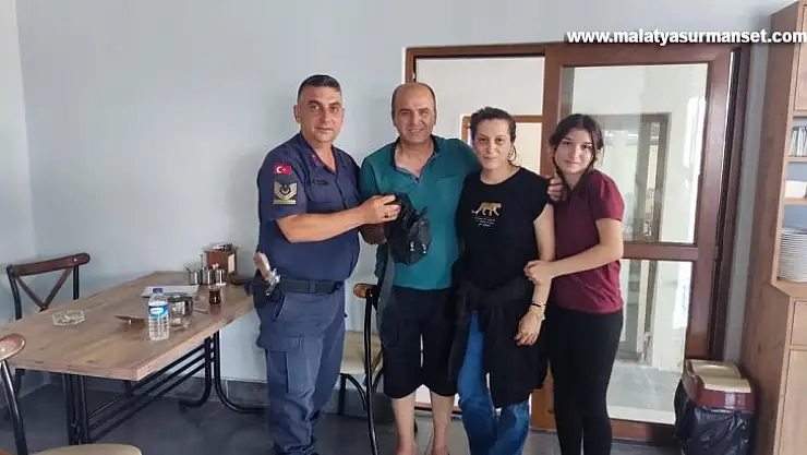 Dinlenme tesisinde unutulan para ve ziynet eşyası dolu çanta sahibine teslim edildi