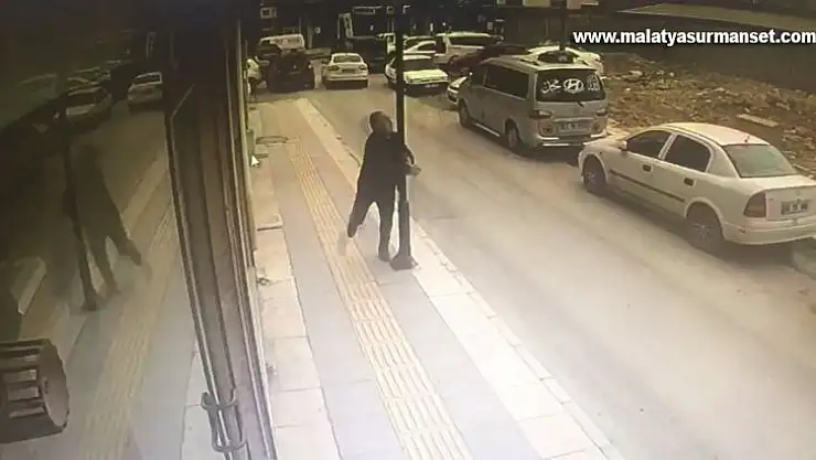 Direğe adeta kafa attı, neye uğradığını şaşırdı