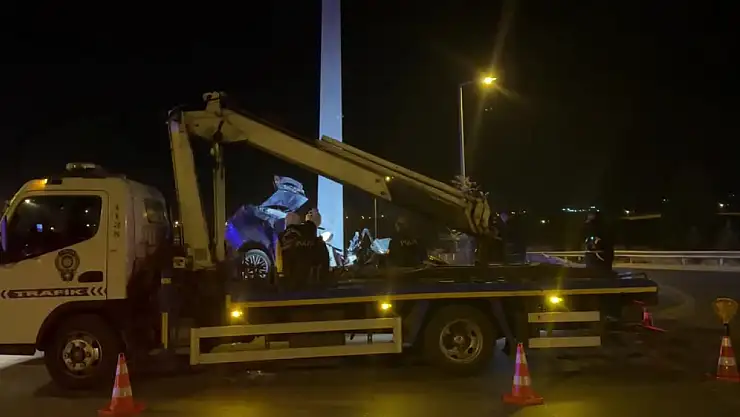 Direğe çarpan araçtaki 4 kişi hayatını kaybetti