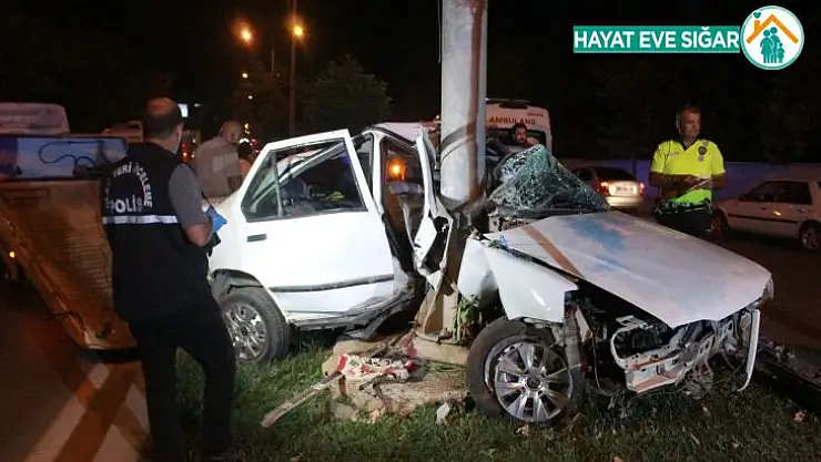 Direğe çarpan otomobil ikiye bölündü: 1 ölü