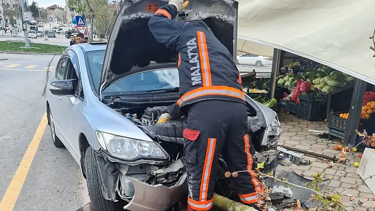 Direksiyon Hakimiyetini Kaybeden Sürücü Ağaca Çarptı