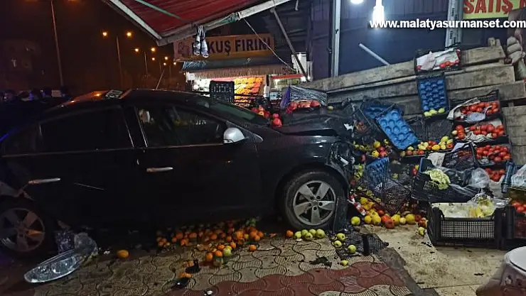 Direksiyon hakimiyetini kaybetti markete daldı: 2 yaralı