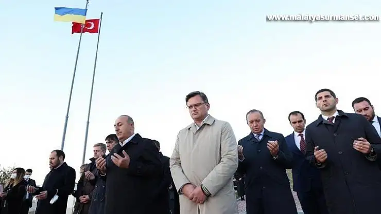 Dışişleri Bakanı Çavuşoğlu, Ukrayna'da Türk şehitliklerini ziyaret etti