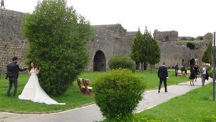 Diyarbakır 'evde kal' çağrılarına uymadı, güneşli havayı gören dışarı çıktı