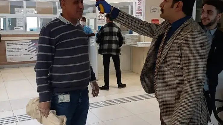 Diyarbakır Adliyesinde vatandaşlar kızılötesi ateş ölçer cihazla kontrol ediliyor