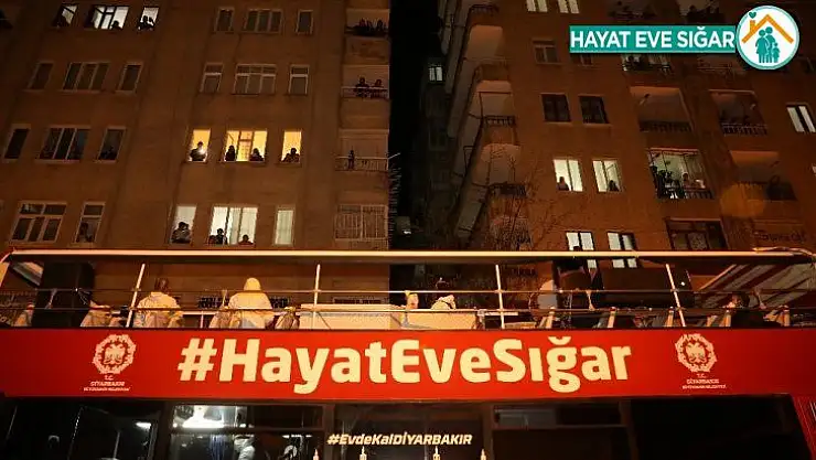 Diyarbakır Büyükşehir Belediyesinden evde kalan çocuklara doğum günü sürprizi