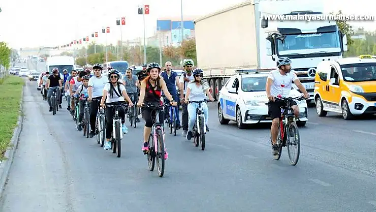Diyarbakır'da 100 bisikletçi  hareketli yaşamak için pedal çevirdi