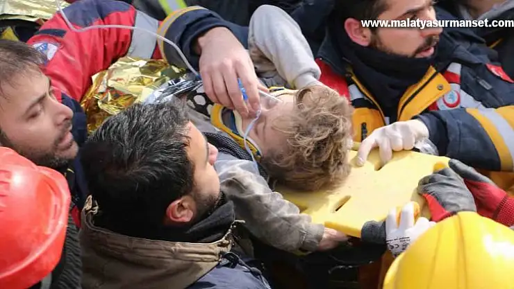Diyarbakır'da 7 yaşındaki Beşir, 81 saat sonra enkazdan sağ çıkarıldı
