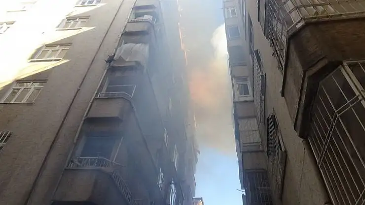 Diyarbakır'da apartmanın çatısında çıkan yangın paniğe neden oldu