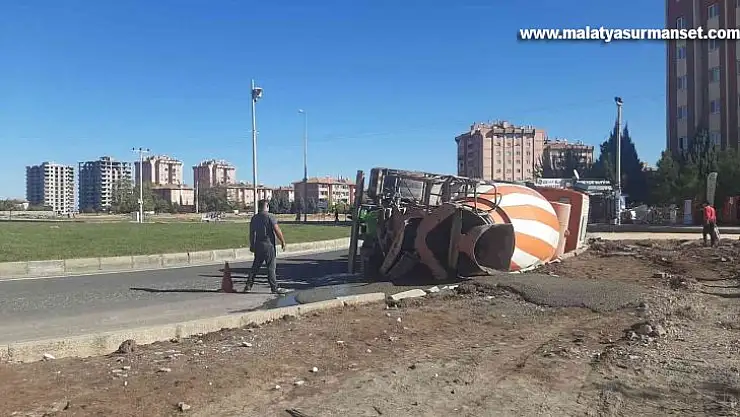 Diyarbakır'da beton mikseri kavşağı dönemeyerek kaldırıma devrildi, sürücü yaralandı