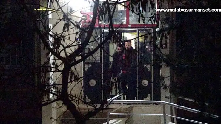 Diyarbakır'da bir hafta önce boşandığı ikinci eşinin kapısına gidip bıçağı boynuna dayayarak görüşmek istedi