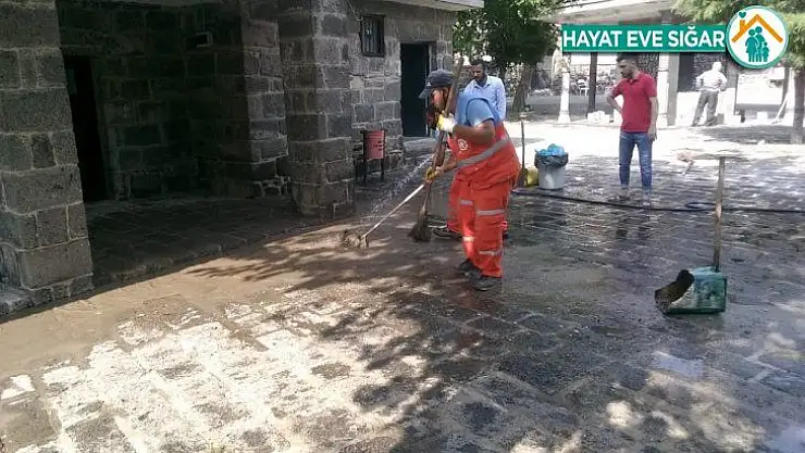 Diyarbakır'da camiler namaz öncesi dezenfekte edildi