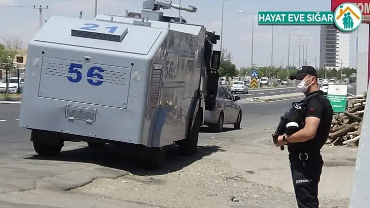 Diyarbakır'da cinayet zanlısı damadın evinin etrafında TOMA'li önlem