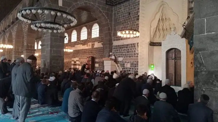 Diyarbakır'da cuma namazında cemaate korona virüsü uyarısı