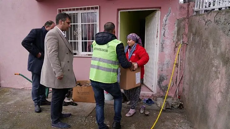 Diyarbakır'da depremden etkilenen vatandaşlara gıda yardımı