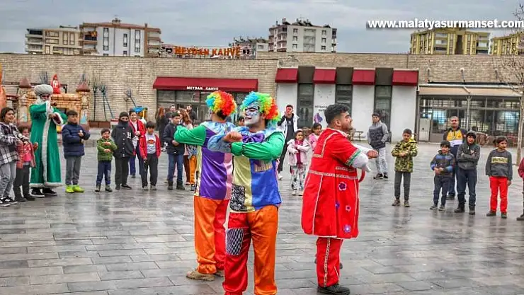 Diyarbakır'da depremzede çocuklar animasyon ekibiyle doyasıya eğlendi