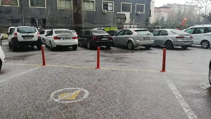 Diyarbakır'da dolu, sokakları beyaza bürüdü