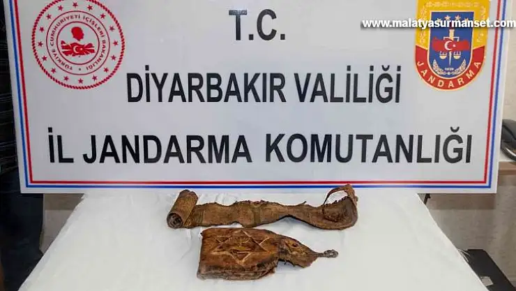 Diyarbakır'da İbranice el yazmalı kitap ve fermanı 20 bin dolara satarken yakalandılar