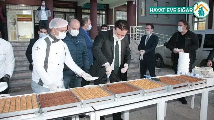 Diyarbakır'da Kadayıfçı Sıtkı Usta'dan 750 cezaevi personeline moral için tatlı ikramı