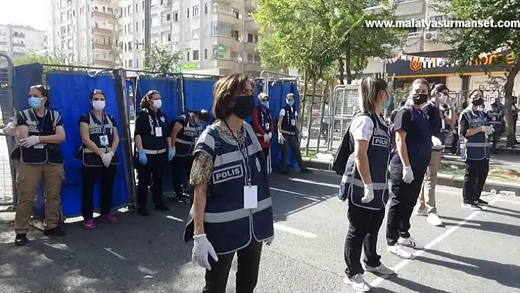 Diyarbakır'da kadın polisler kadınlar için yapılan mitingde kuş uçurtmadılar