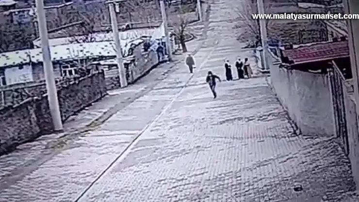 Diyarbakır'da kadının boynundaki altın kolyeyi çalan hırsızlar yakalandı