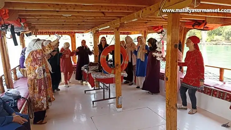 Diyarbakır'da kadınlar belediyenin projesiyle tarihi yerleri geziyor