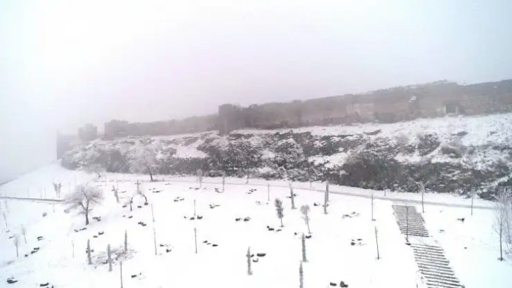 Diyarbakır'da kar esareti sürüyor