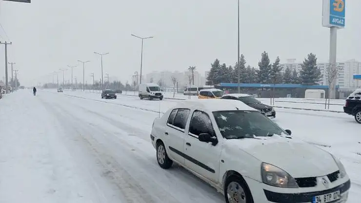 Diyarbakır'da kar sürücülere zor anlar yaşattı