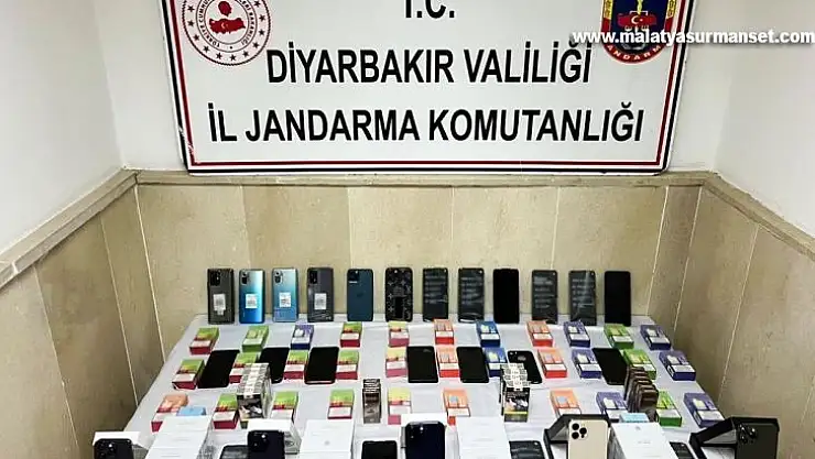 Diyarbakır'da kargo aktarma merkezinde çok sayıda kaçak ürün ele geçirildi
