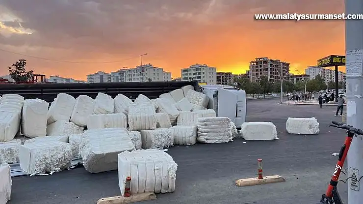Diyarbakır'da kavşakta hızını alamayan tır yan yattı