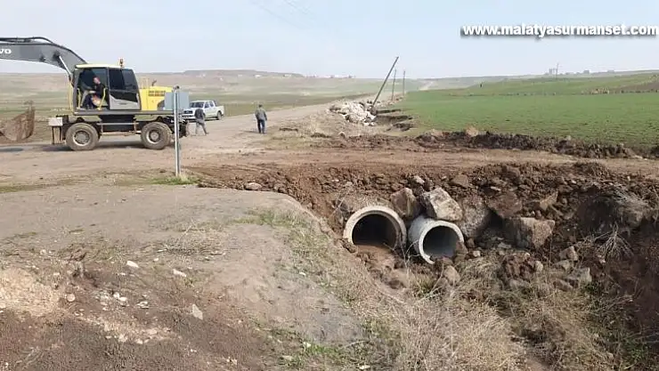 Diyarbakır'da kırsal mahallenin içerisinden geçen dere ıslah ediliyor