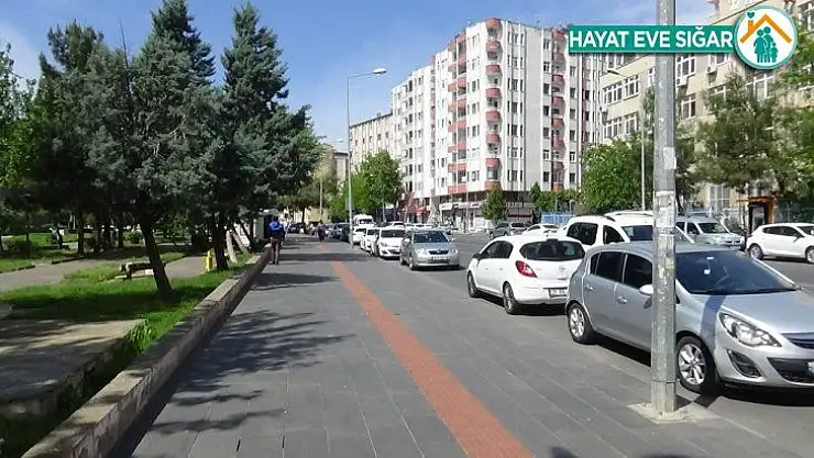 Diyarbakır'da kısıtlama kalktı, vatandaşlar sosyal mesafe kuralına uyarak dışarı çıktı