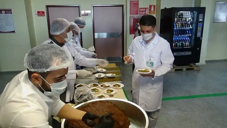 Diyarbakır'da korona virüs mesaisindeki sağlık personeline tatlı ve çiğ köfte ikramı