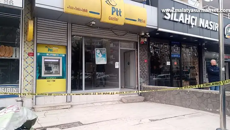 Diyarbakır'da maskeli, silahlı 3 soyguncu, PTT şubesinden 20 bin TL çalarak kayıplara karıştı.