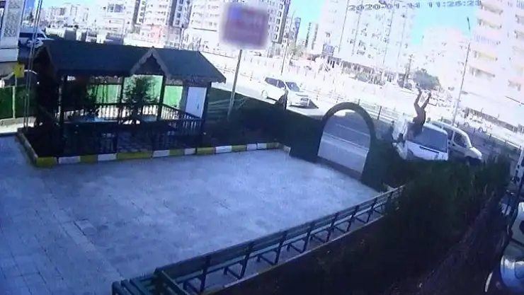 Diyarbakır'da minibüs önce yayaya çarptı, ardından kursun bahçesine girdi