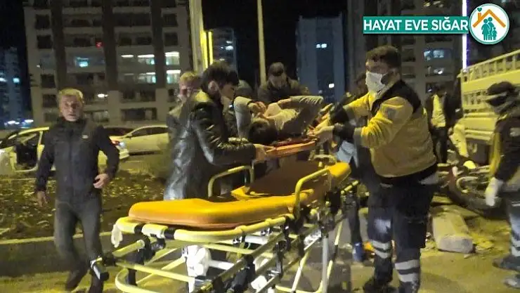 Diyarbakır'da motosiklet kamyonetin altında kaldı: 2 yaralı