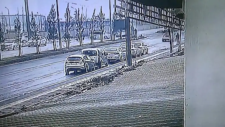 Diyarbakır'da otobüs ile otomobil çarpıştı: 3 yaralı