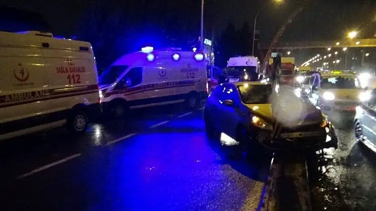 Diyarbakır'da otomobil refüje çarptı: 5 yaralı