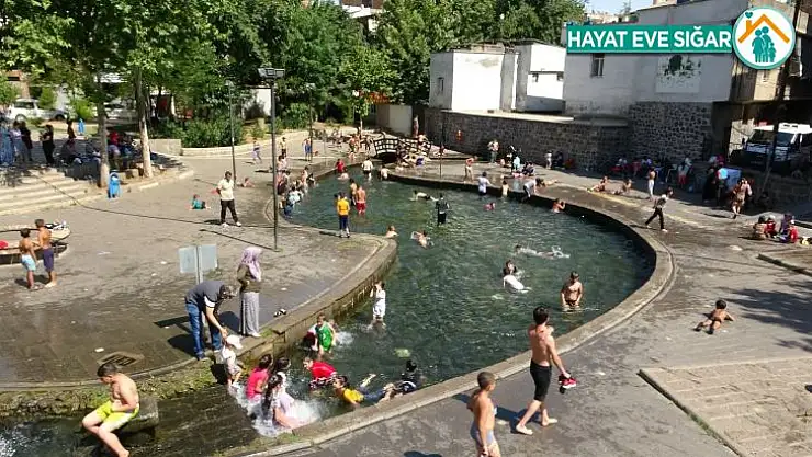 Diyarbakır'da sıcaktan bunalan çocuklar süs havuzlarını doldurdu