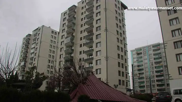 Diyarbakır'da şiddetli rüzgar 1 tonluk çatıyı uçurdu