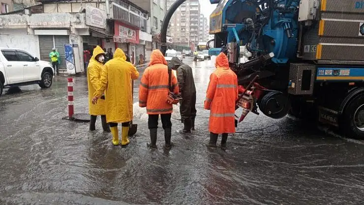 Diyarbakır'da su taşkını nedeniyle vatandaşlar zor anlar yaşadı