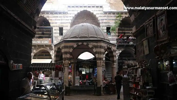 Diyarbakır'da tarihi handa kitap okuma keyfi
