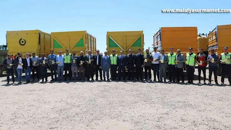 Diyarbakır'da traktör ve biçerdöver römorklarına reflektör takıldı